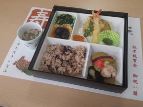 昼食のお祝い御膳　「赤飯・天ぷら・炊き合わせ・茶碗蒸し・ほうれん草の辛し和え・香の物・葡萄」